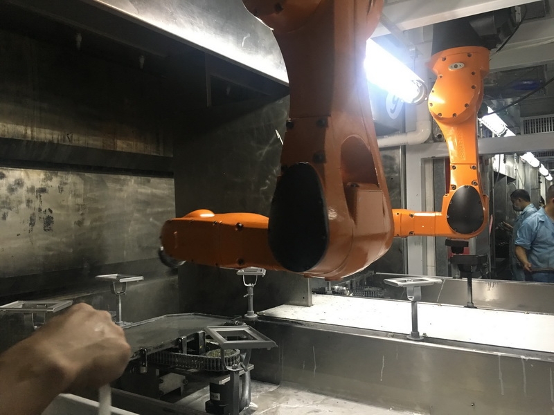 Double-arm explosion-proof spraying robot