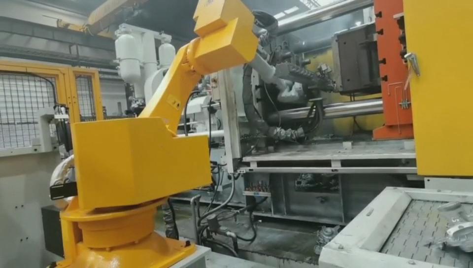 大型机械设备装配机器人工作应用案例视频
